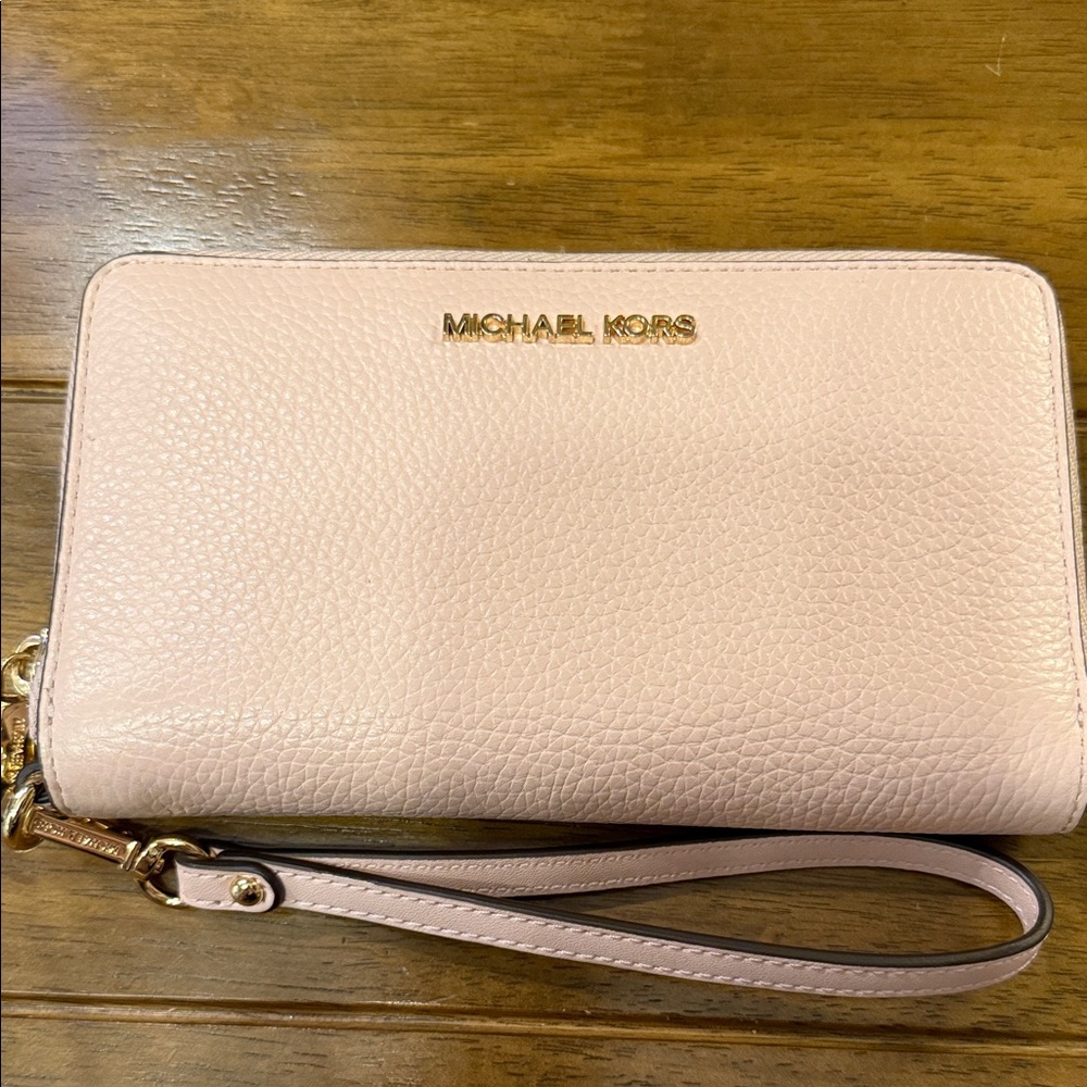Classic pink Michael Kors pebbled leather wristlet wallet in great condition!